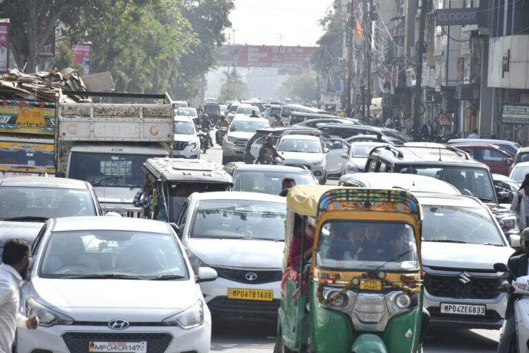 SUNDAY READ// “आबादी 23 लाख, 14 लाख गाड़ियां, 460 ट्रैफिक पुलिसकर्मी—VIP संस्कृति के नीचे दम तोड़ता भोपाल!”